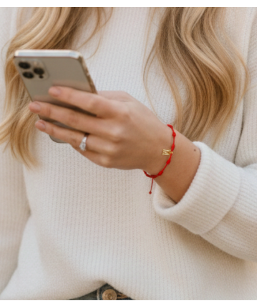 Pulsera de 7 nudos roja con inicial personalizada